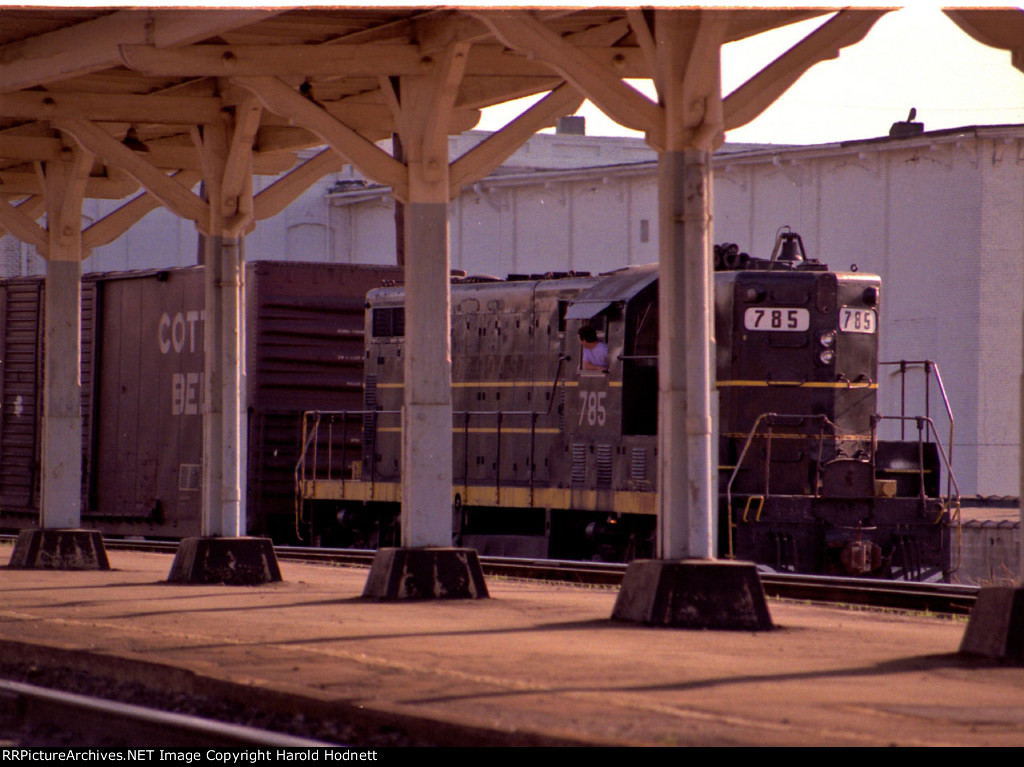 SBD 785 switching cars in the yard